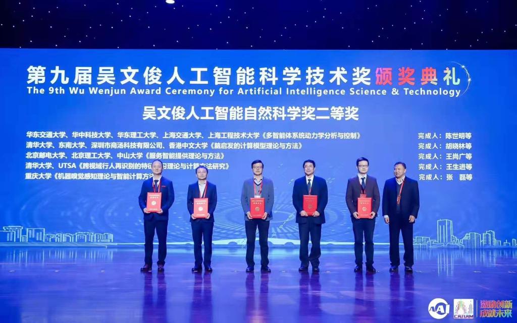 说明: D:\个人材料\个人照片\获奖照片1.jpg