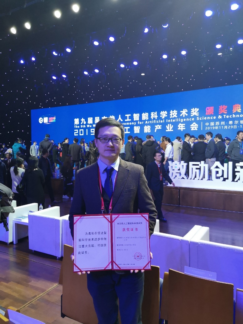 说明: D:\个人材料\个人照片\获奖照片3.jpg